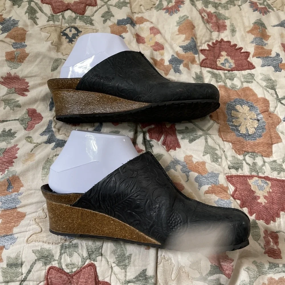 Papillio Birkenstock 39/8 Dana Black Embossed Floral Wedge Clogs Western Boho